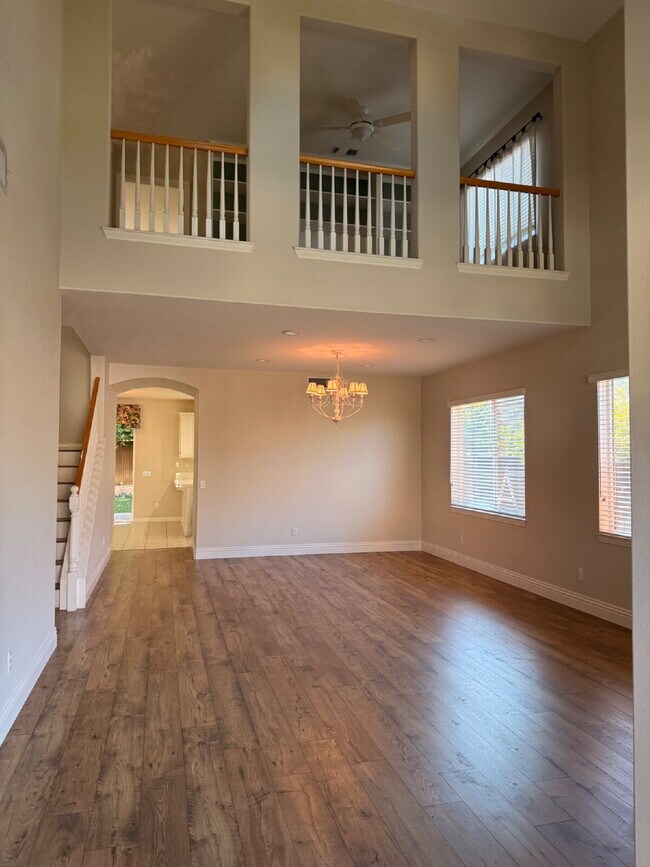 Building Photo - Spacious 5-Bed Family Home w/ 3-Car Garage Near Top Schools in Orange Crest.  One large bedroom a...