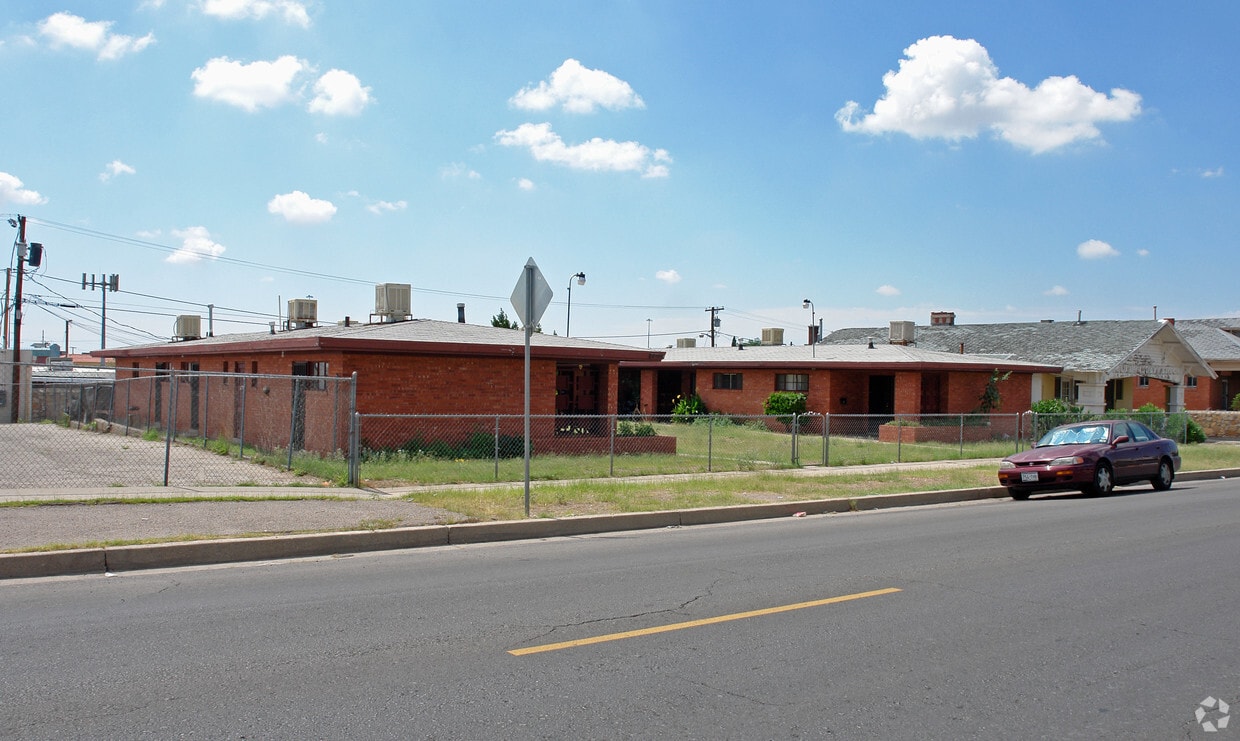 Primary Photo - 2720 Pershing Dr