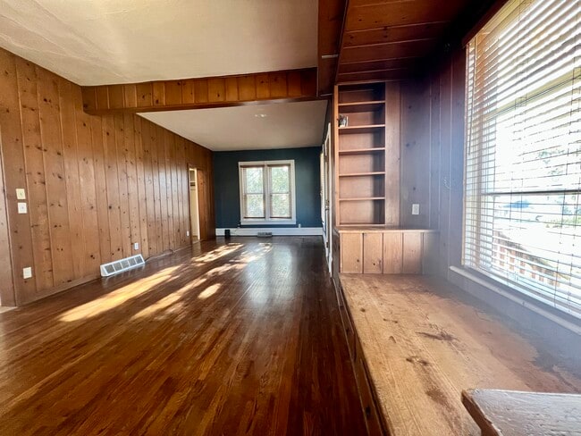 Sala de estar y sofá cama - 1323 W 2nd St