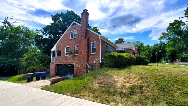 Building Photo - 4BR, 3.5BA Chevy Chase DC, Cape Cod Style ...