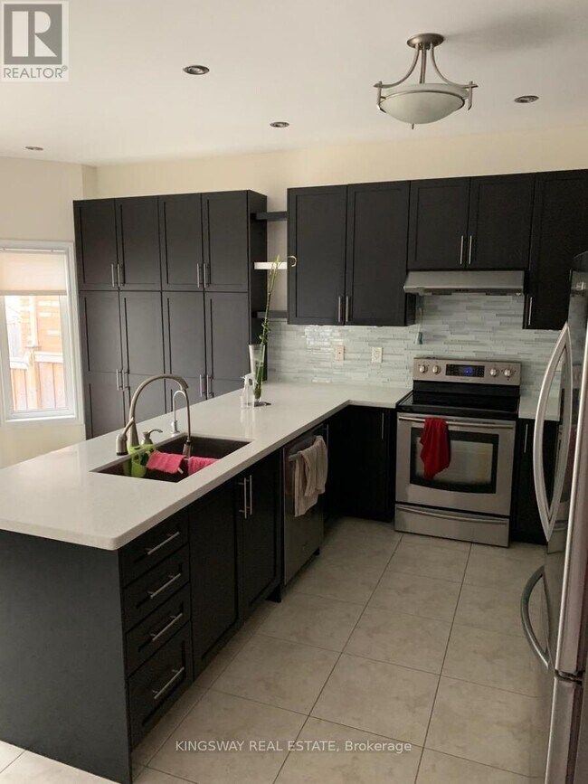 Building Photo - 158 Minto Cres