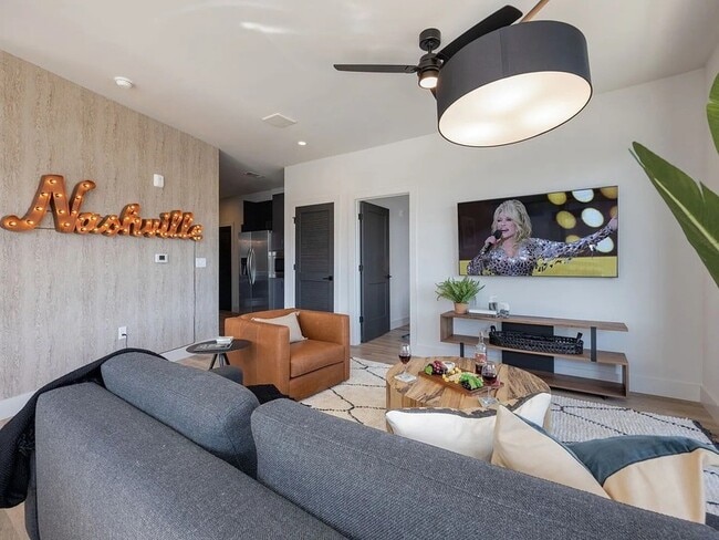 Building Photo - 303 31st Ave N