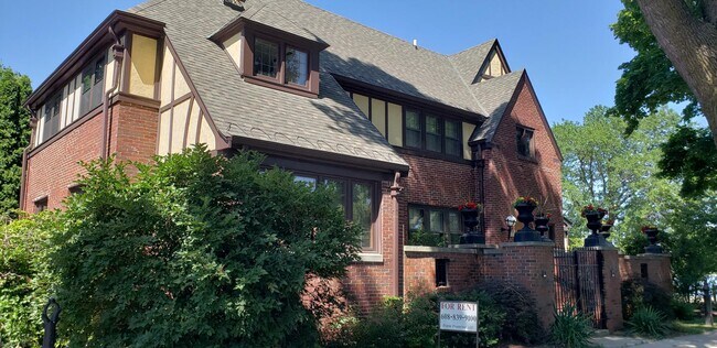Building Photo - 804 Drake St