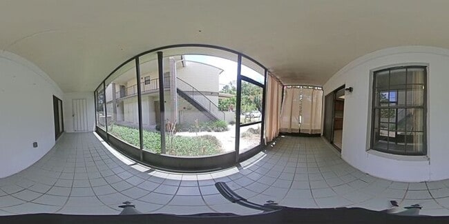 Building Photo - 3 Bedroom Condo, close to airport & shoppi...