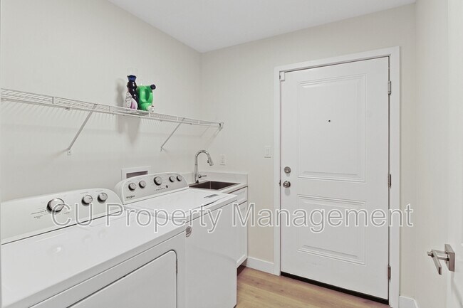 Building Photo - 709 N Abbey Rd