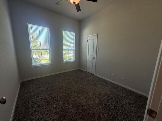 Foto del edificio - 3320 Rolling View Ct