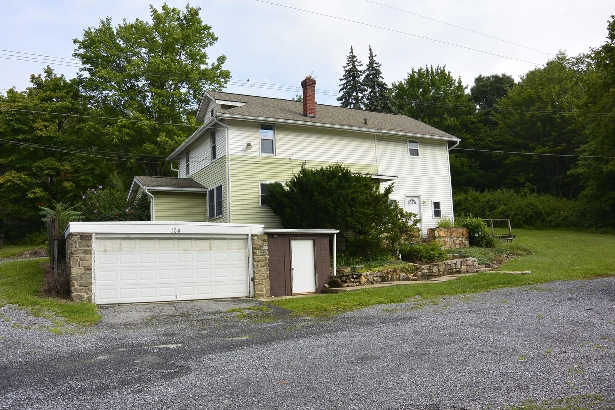 104 Lawn Ln, Altoona, PA 16601 House for Rent in Altoona, PA