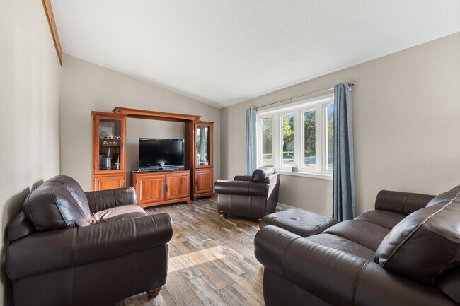 Building Photo - Charming 3-Bedroom Home with Spacious Layo...
