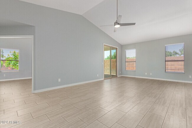 Foto del edificio - 1046 S Sierra St