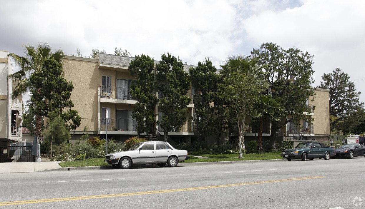 Building Photo - 5000 Whitsett Ave