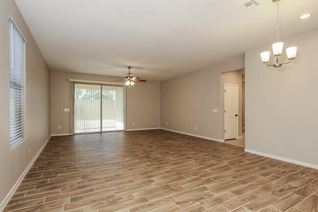 Foto del edificio - 9520 W Fallen Leaf Ln