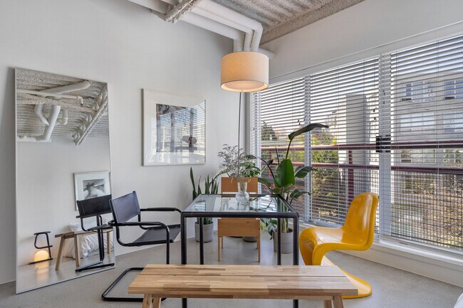 Photo du bâtiment - 350 E 2nd Ave