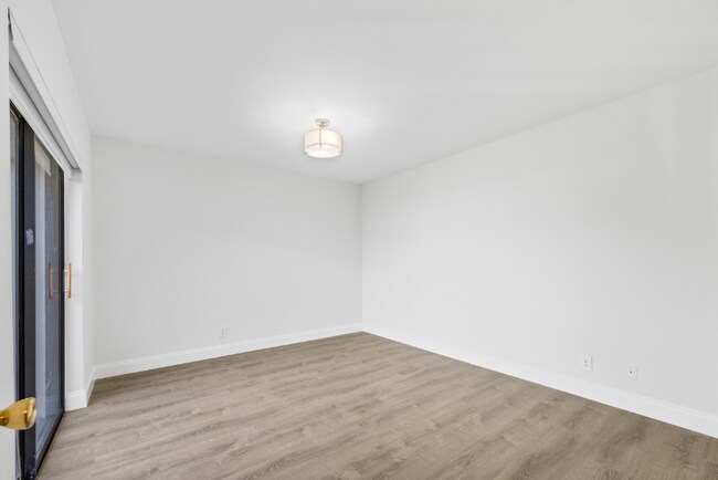 Foto del edificio - 2695 Albatross Rd N