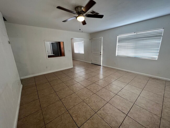 Building Photo - 5 Bedroom 2 Bath - Close to 29 Palms Marin...