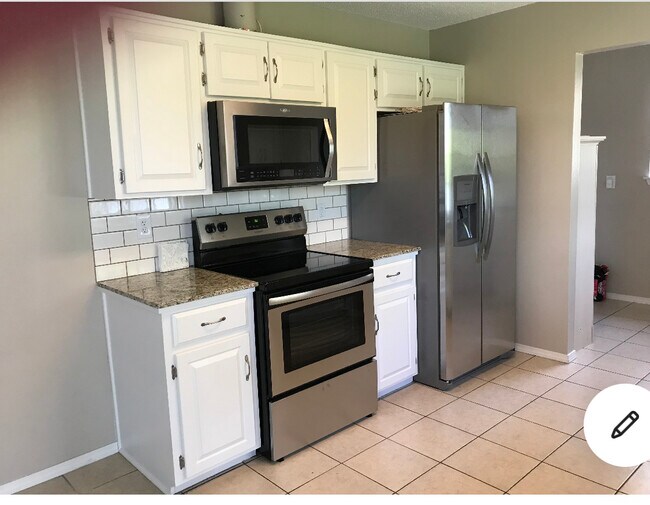 Building Photo - 865 W Lorena Ln