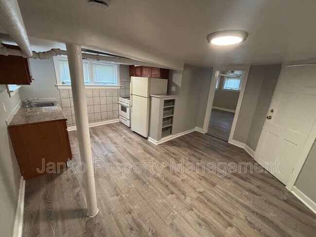 Foto del edificio - 5911 W Huron St