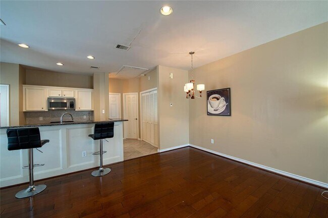 Foto del edificio - 915 W Heights Hollow Ln