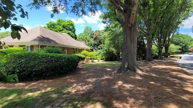 Foto del edificio - 5005 Johns Creek Ct