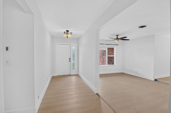 Building Photo - "Spacious & Renovated 4-Bed Oasis with Pool in Boca Raton - 2136 Sq Ft of Elegance!"