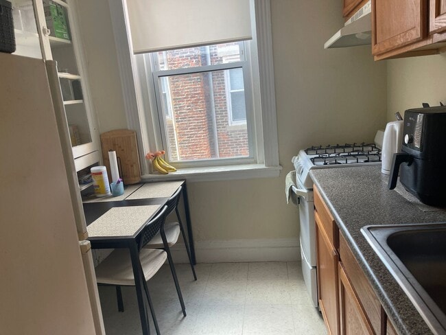 Building Photo - July 1 Big and Sunny Studio with Eat in kitchen No fee Heat hw Inc  Students ok