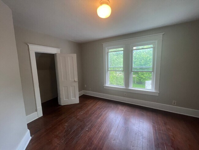 Building Photo - Large 3 Bedroom 2 Bath with 1.5 Car Garage!