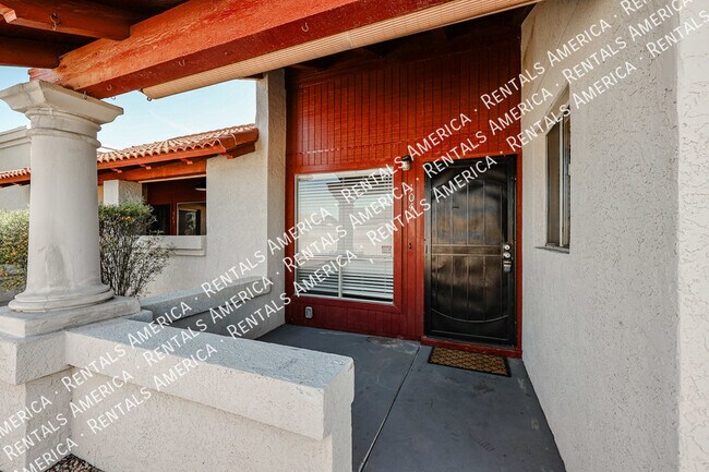 Foto del edificio - 10815 W Northern Ave