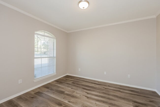 Foto del edificio - 6601 Basswood Dr