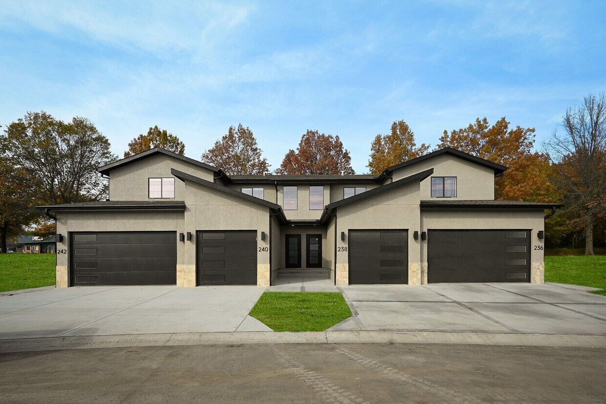 Primary Photo - 3-Bedroom Townhome for Lease in Raymore