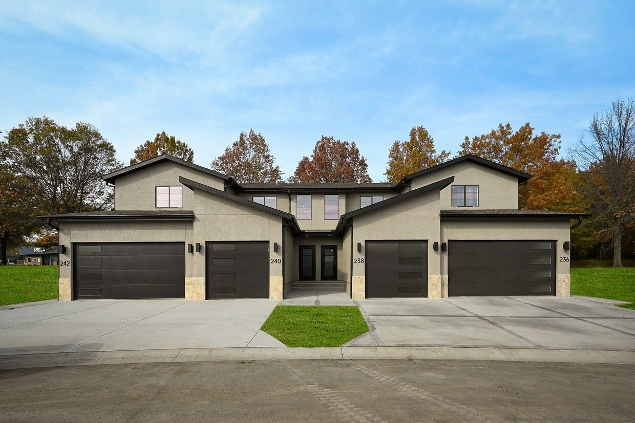 Primary Photo - Three Bedroom Townhome Attached Garage