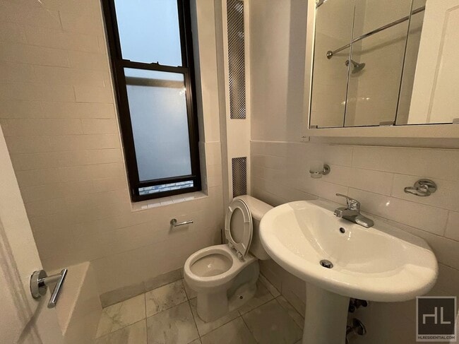 Building Photo - 1 BED IN ELEVATOR BUILDING!
