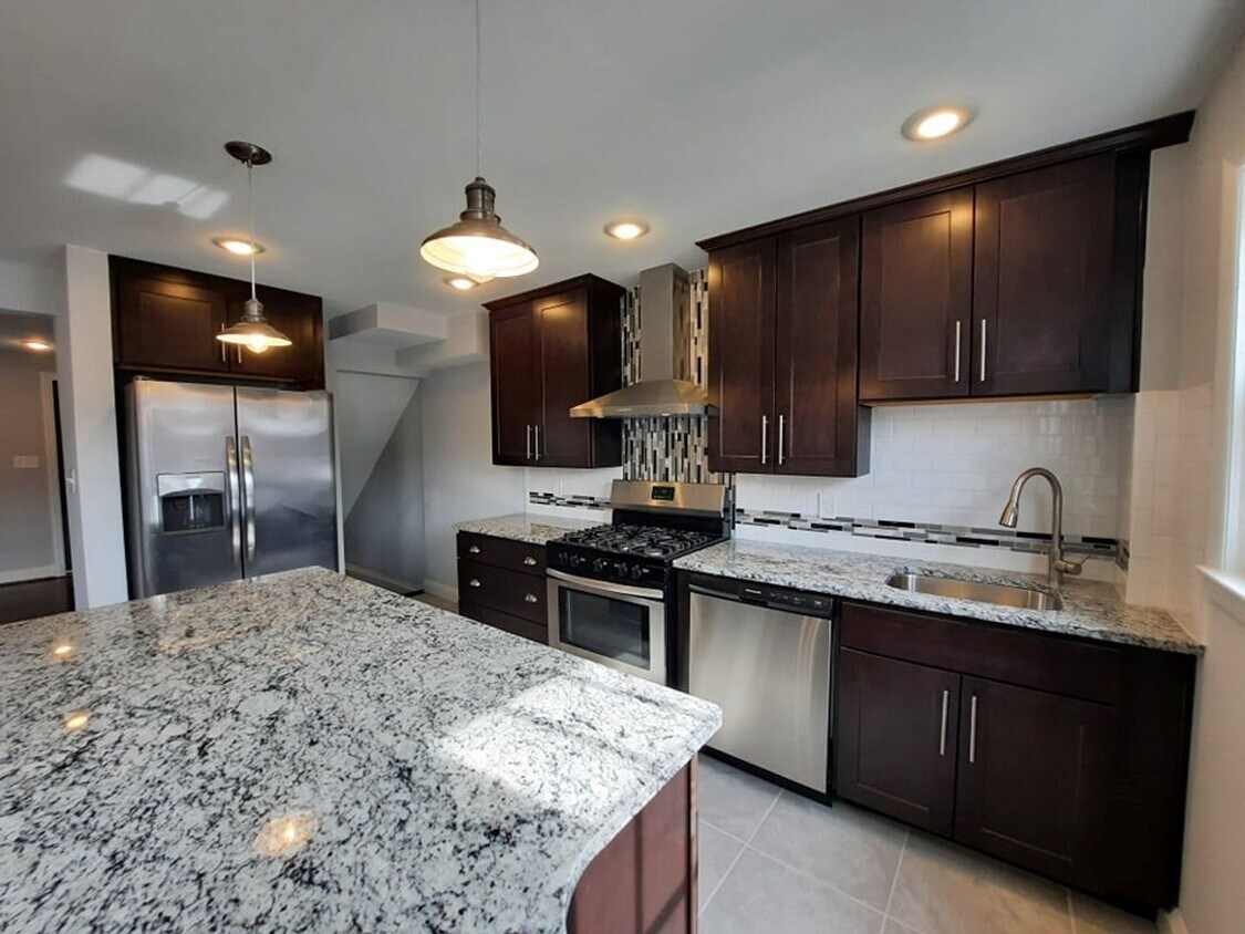 Foto principal - When you want the best! 3BR/2BA Rowhome in...