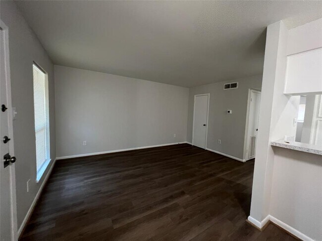 Foto del edificio - 321 E Cedar St