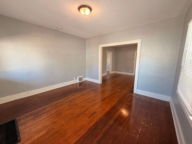 Building Photo - 2 Bedroom Lower Unit with Washer and Dryer!