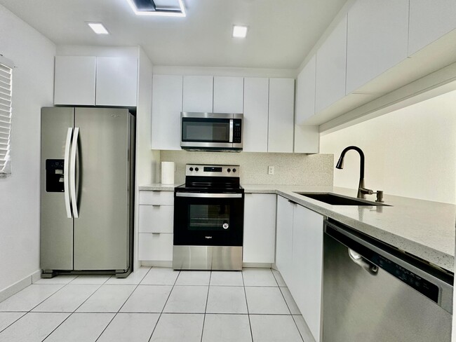 Building Photo - 6796 Palmetto Cir S