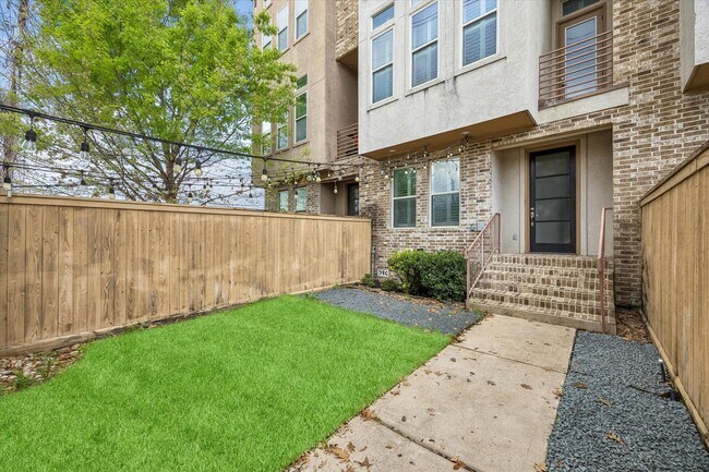 Foto del edificio - 115 E 2nd St