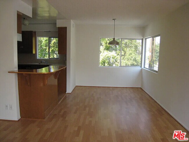 Foto del edificio - 13203 Moorpark St