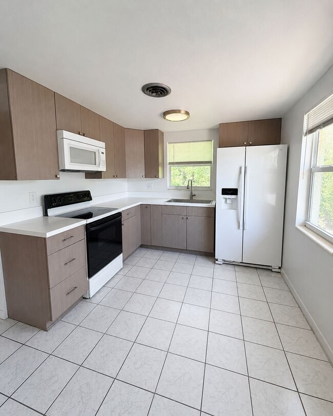 Building Photo - 1604 Cardinal Ln