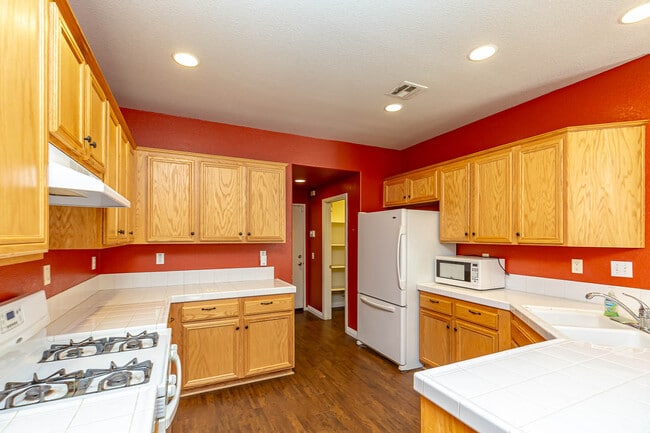 Building Photo - 425 S Meadowbrook Dr