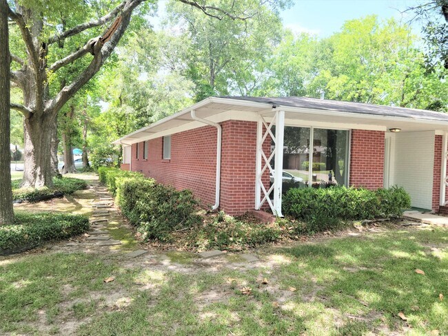Building Photo - 3550 Lazy Ln