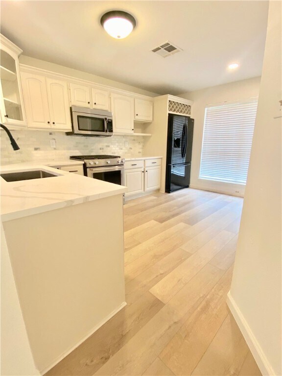 Foto del edificio - 5703 Kayview Dr