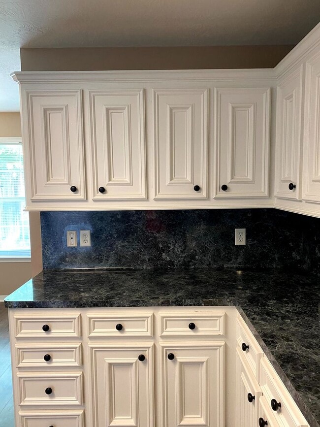 Foto del edificio - FABULOUS THREE BEDROOM HOME WITH LARGE DECK, FIREPLACE AND FLEX ROOM