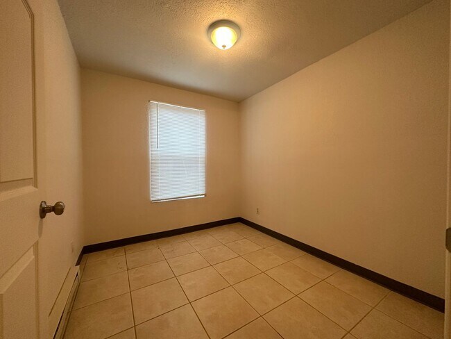 Building Photo - 709 Belmont