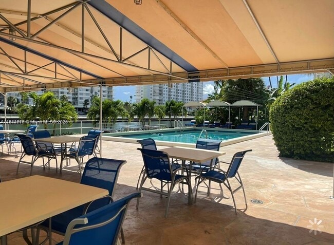 Foto del edificio - 220 Kings Point Dr