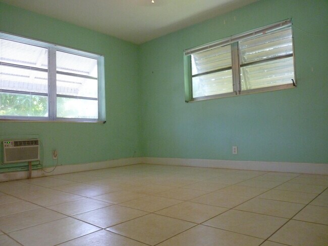Foto del edificio - 1300 N Riverside Dr