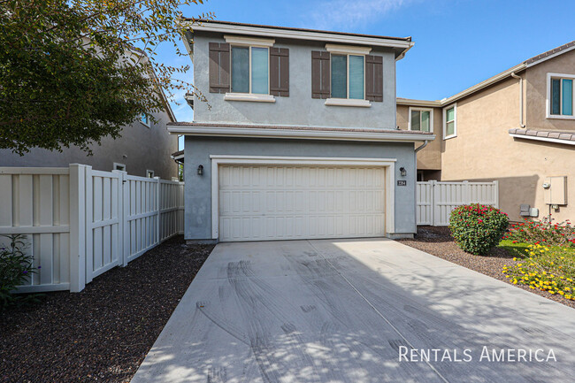 Building Photo - Beautiful & Spacious Gilbert Townhome!