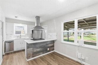 Building Photo - 404 Seminole Dr