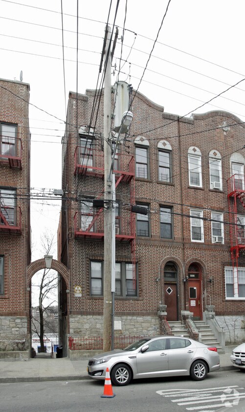 Building Photo - 4441 Carpenter Ave