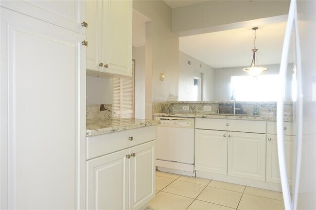 Building Photo - 7755 Yardley Dr