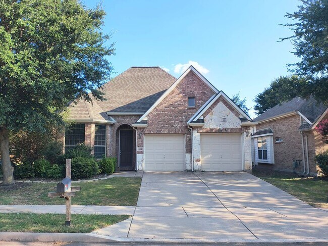Foto del edificio - 824 Lake Grove Dr