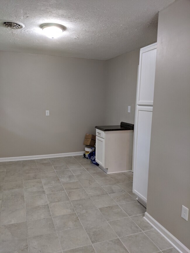 Foto del edificio - 53 Tinker Hill Rd